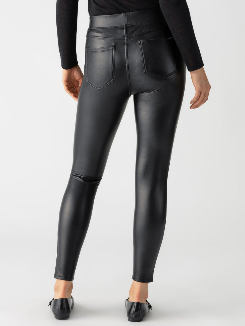 Runway Semi High Rise Legging Slick Black alt 1